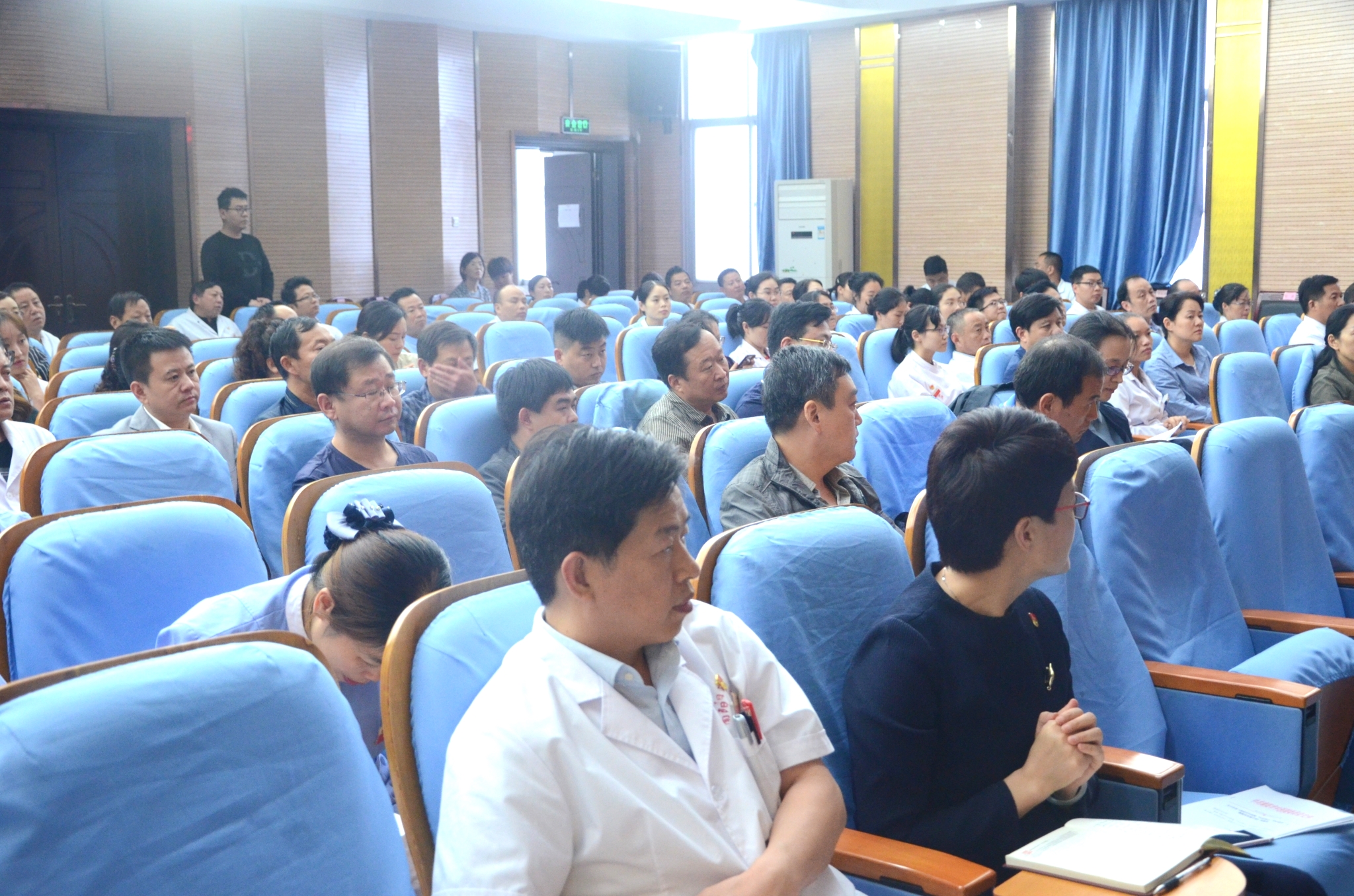 参会众人.jpg