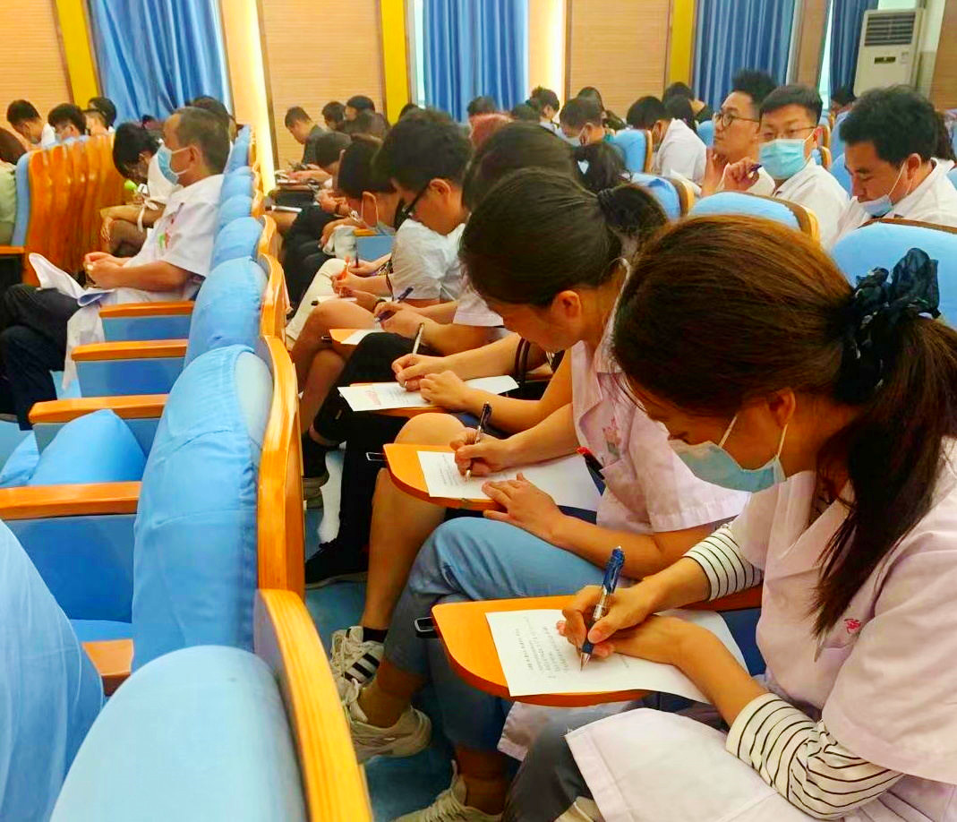 5用听众记笔记.jpg