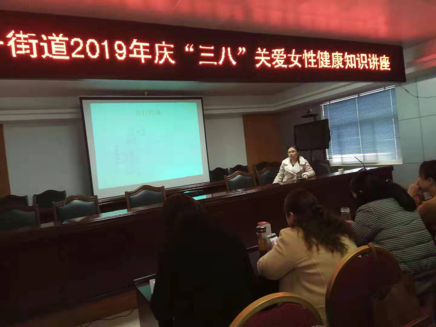 小喆讲课图2.jpg
