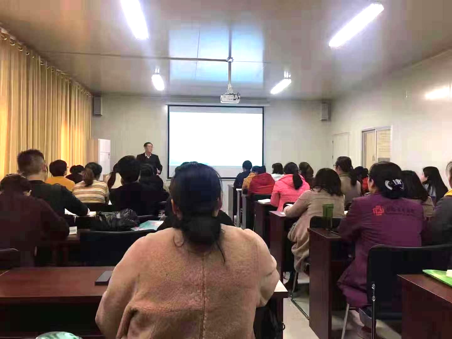 005崔讲课1_看图王.jpg