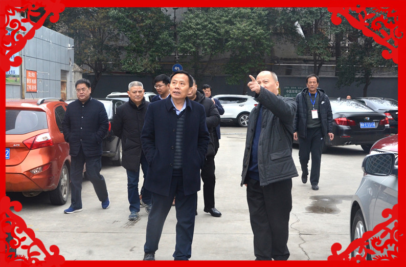 张院长手指前方.jpg