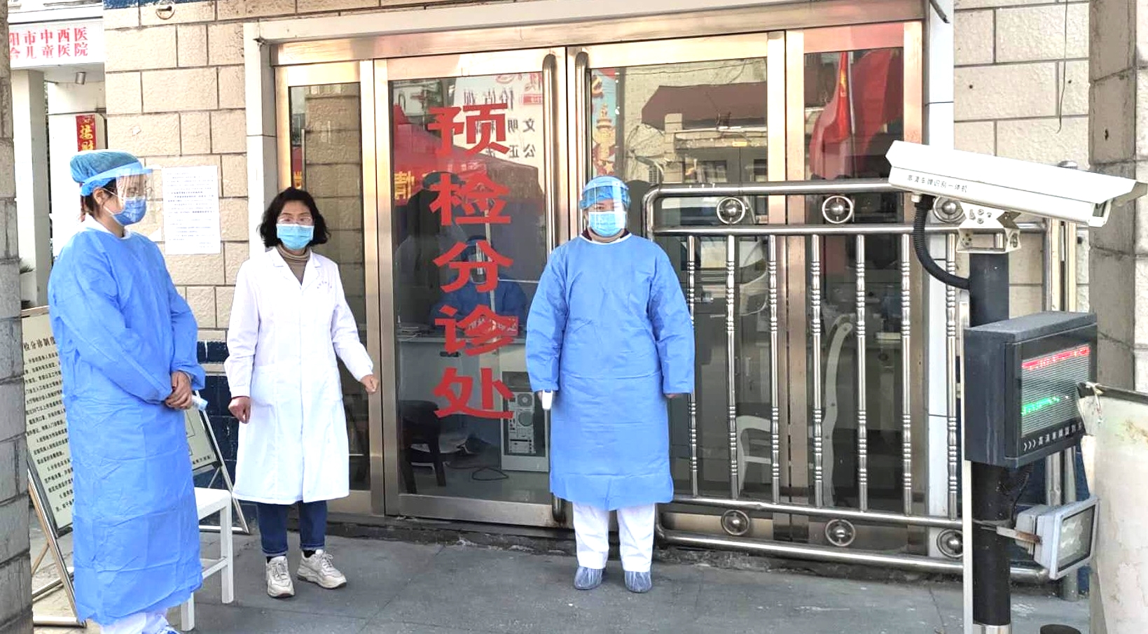 防保科科长刘艳红指导预检分诊处工作.jpg