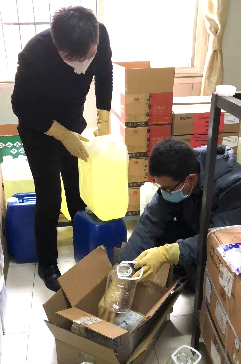 设备科想尽办法，积极协调，保障医疗物资使用.jpg