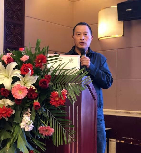 年会上急诊主任何成讲授“急性除草剂中毒的中西医结合报告”.jpg
