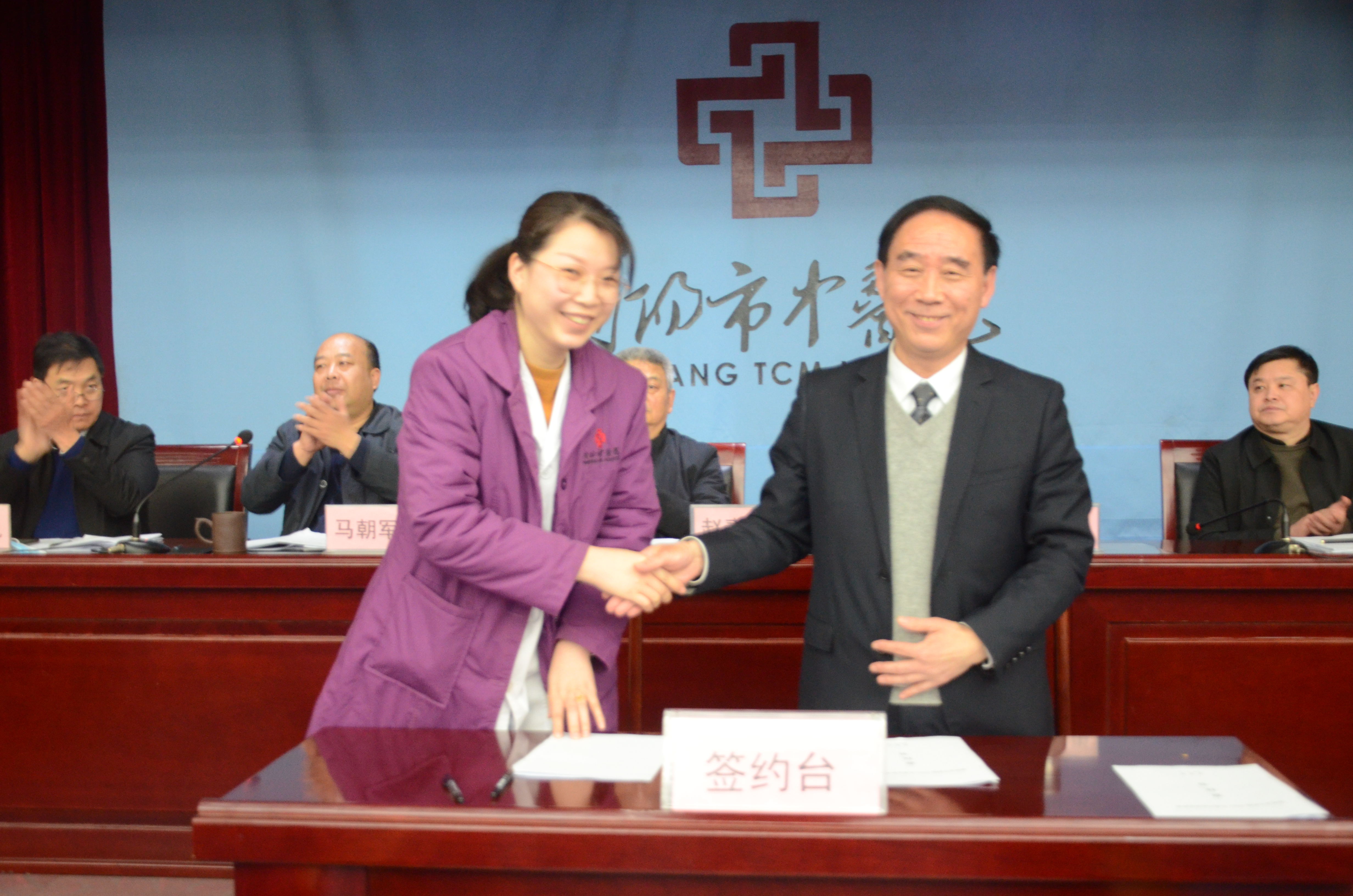 19陈院长与检验科高双双签订《2021年度目标责任书》.jpg