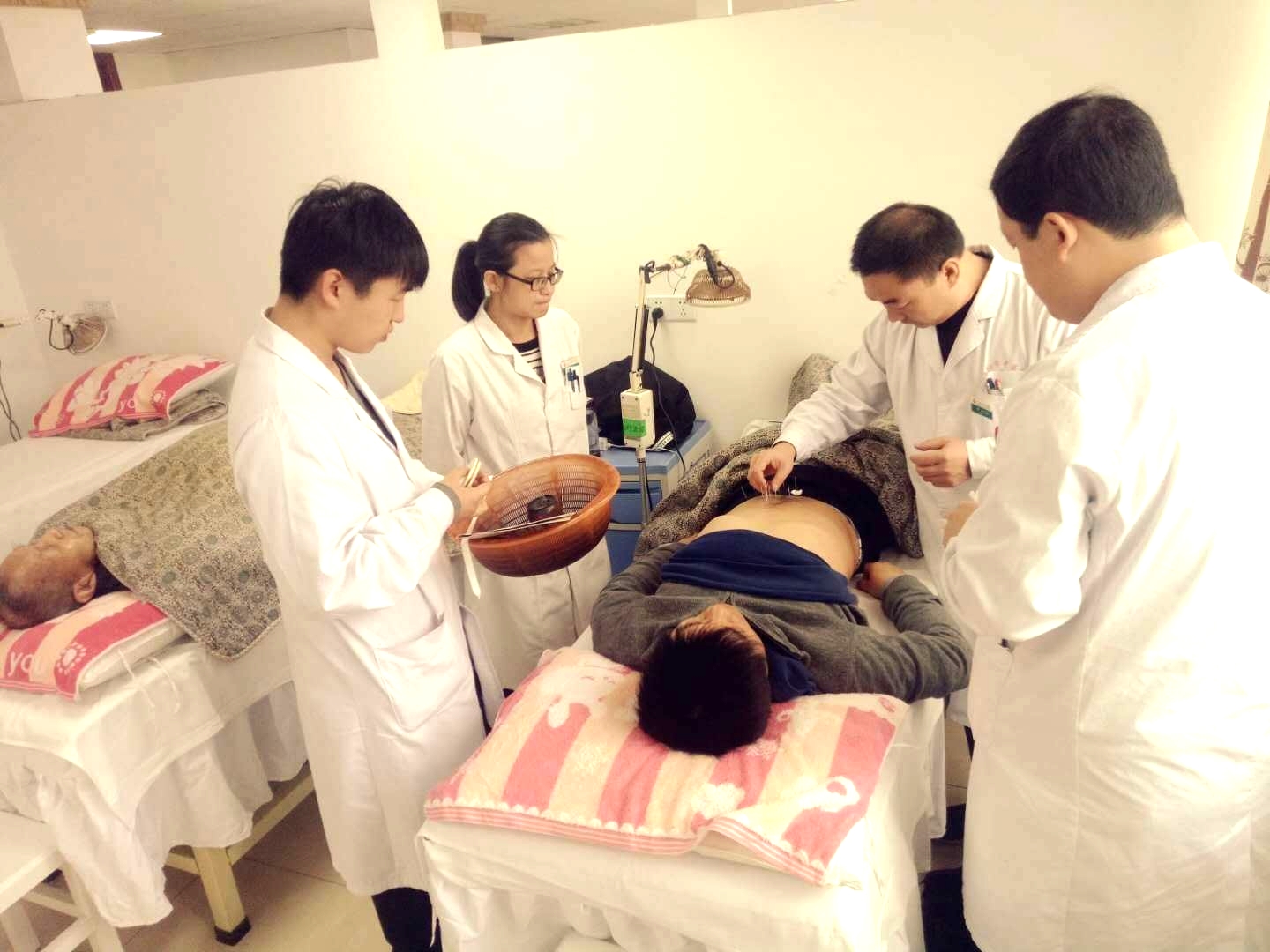 003董军正做针灸 针推科1_看图王.jpg