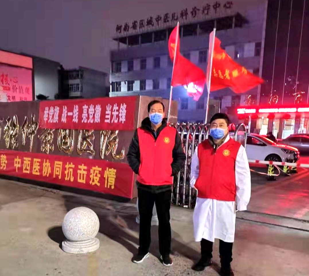 院办公室主任石磊、副主任张德涛执勤.jpg
