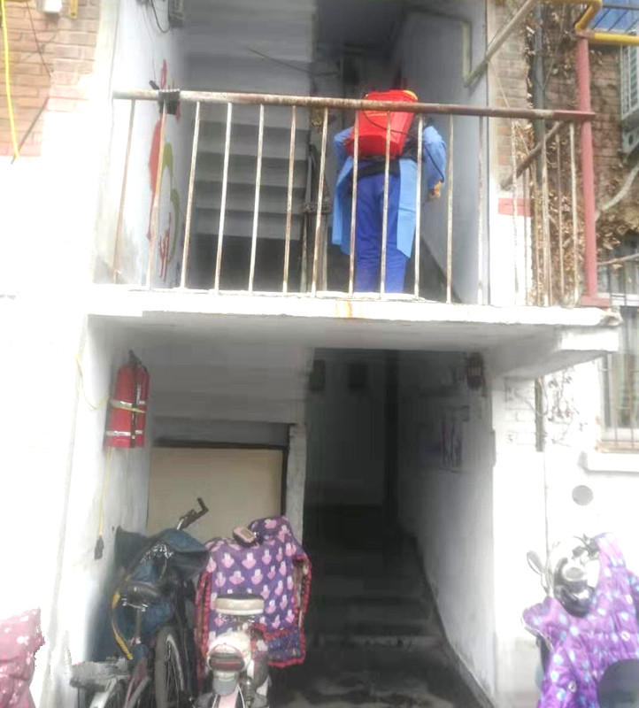 用用后勤科保洁人员对院内及家属院进行全面消毒，不留死角2_副本.jpg