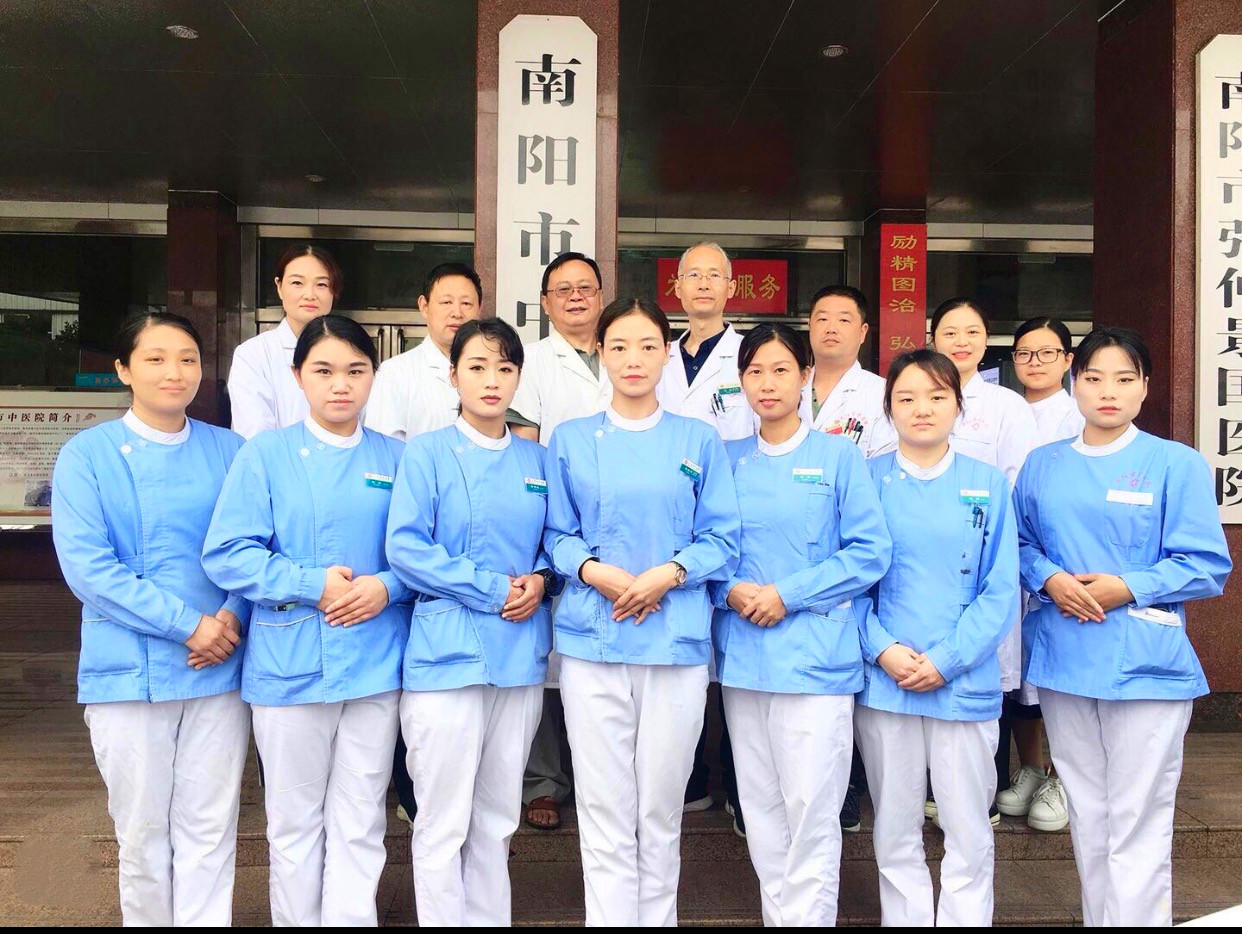 内三集体照使用.jpg