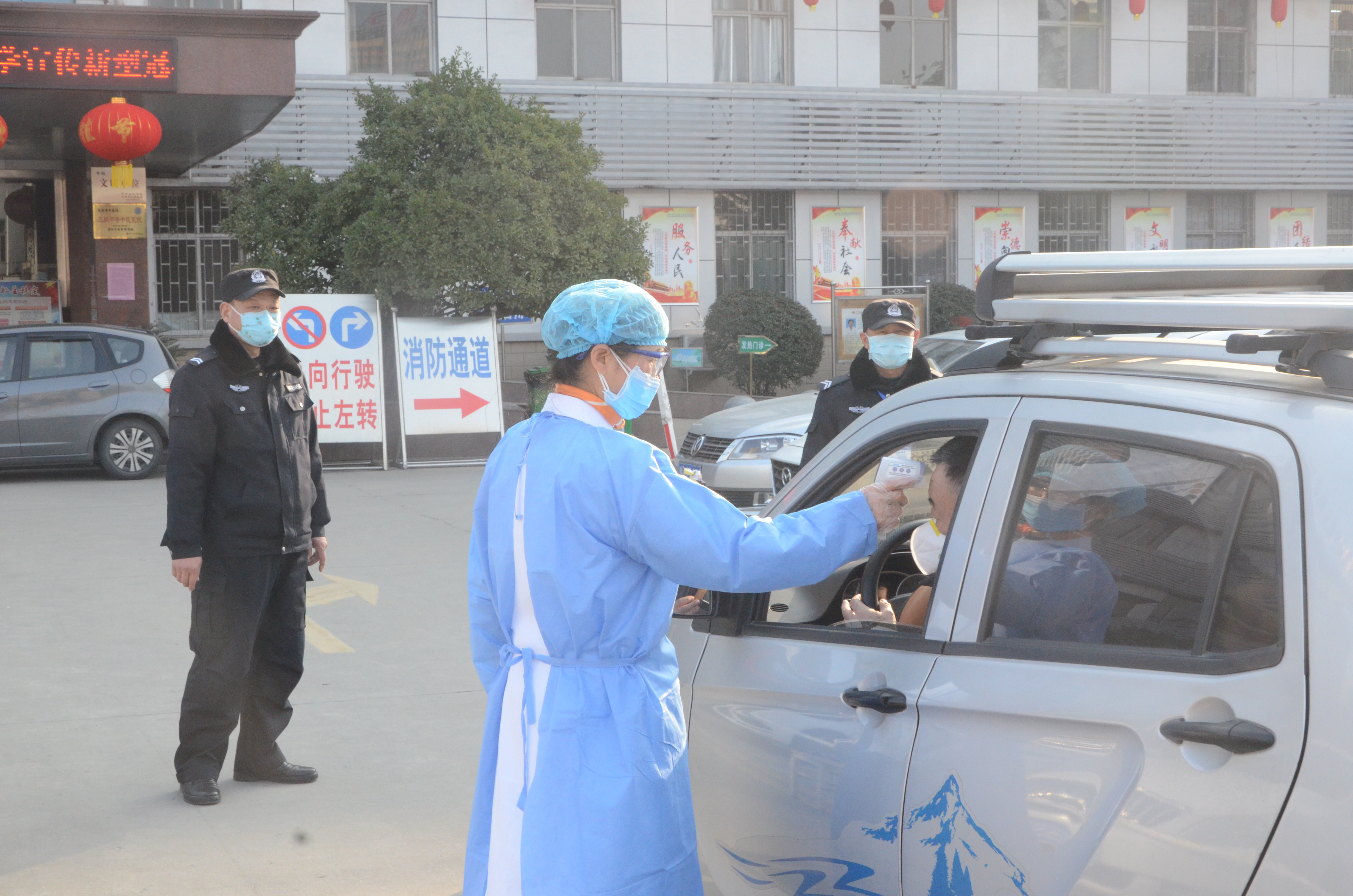 进院通道设置预检分诊处，体检中心、防保科、社区卫生服务中心医护人员24小时轮流值班1.jpg