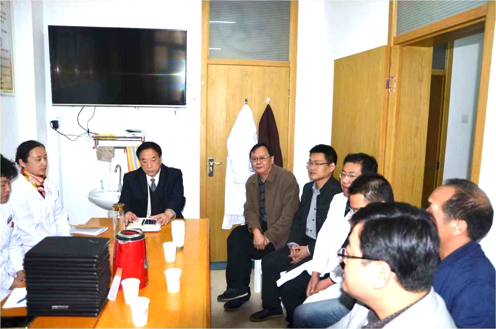 王心东主任医师专心指导传承学生.jpg