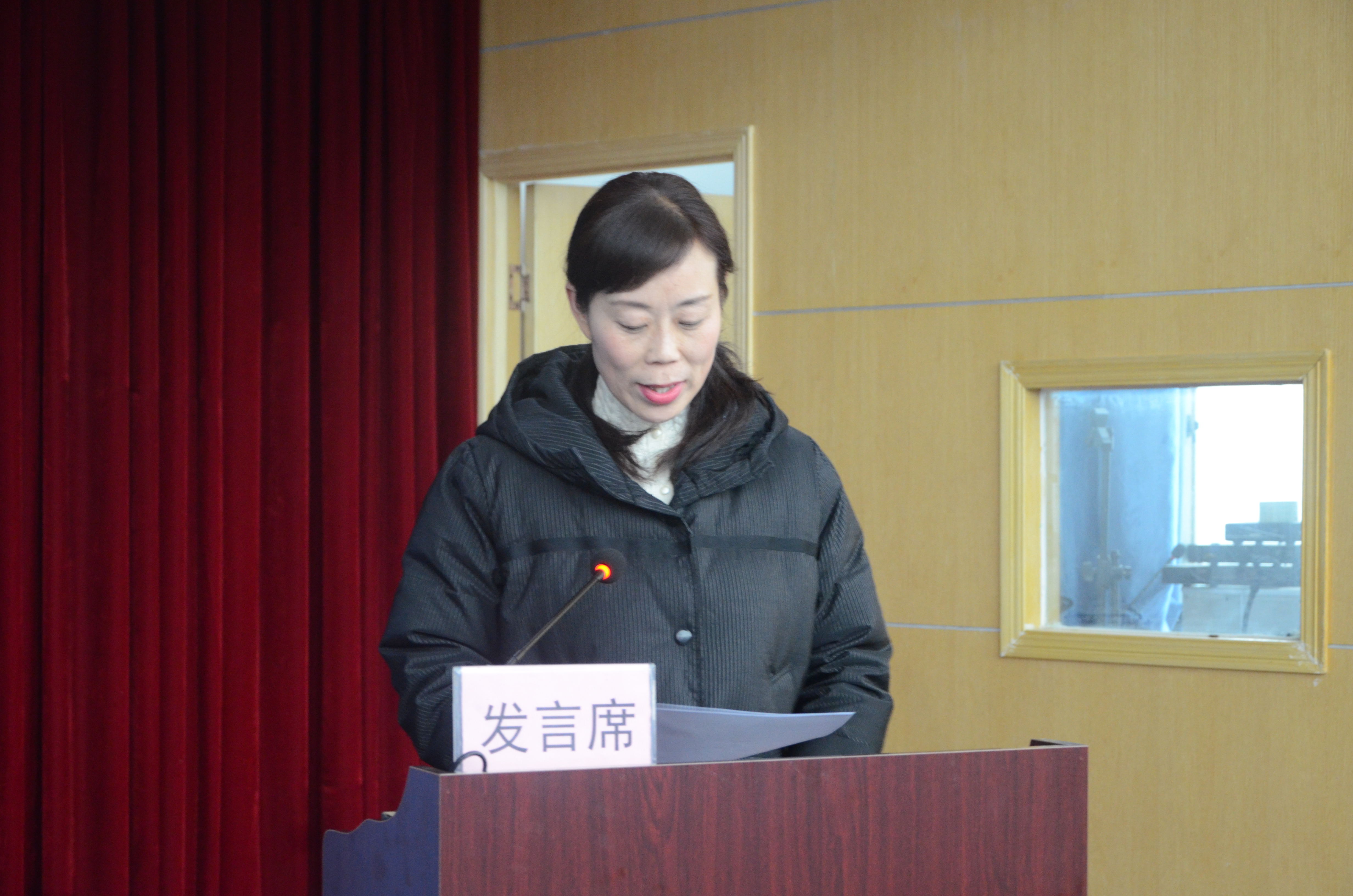 人事科长刘平宣读《南阳市中医院人事职称改革方案》.jpg
