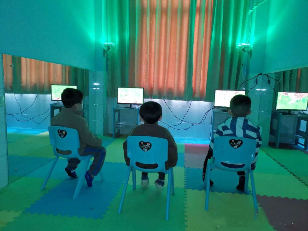 0001孩子们正在进行可视音乐治疗.jpg