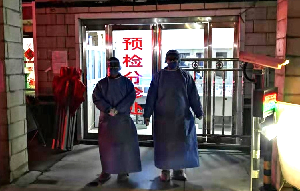 进院通道设置预检分诊处，体检中心、防保科、社区卫生服务中心医护人员24小时轮流值班.jpg