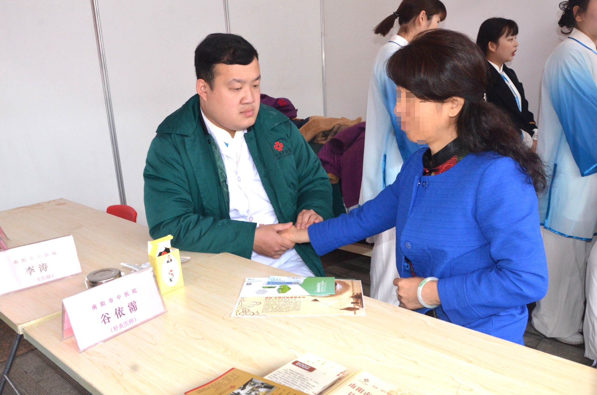 011谷依霈把脉.jpg