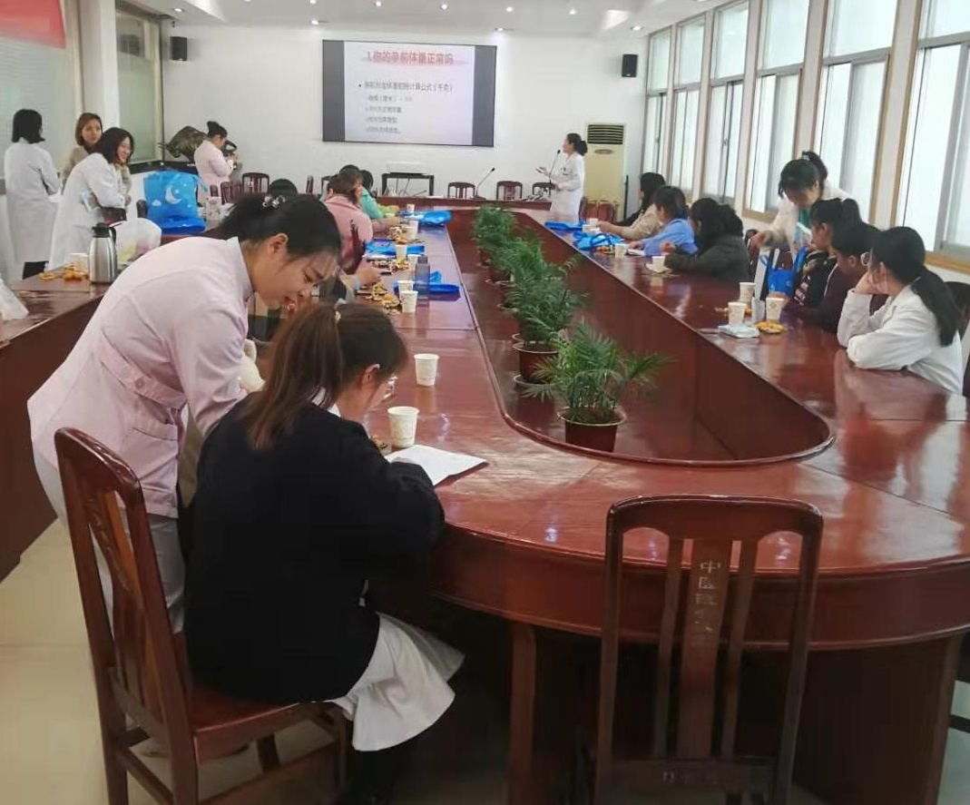 002妇产科医护人员给孕妈妈们答疑解惑.jpg