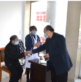 药剂科加班加点精心熬制预防新冠肺炎中药制剂，送到奋战在一线的医护人员手中1.jpg