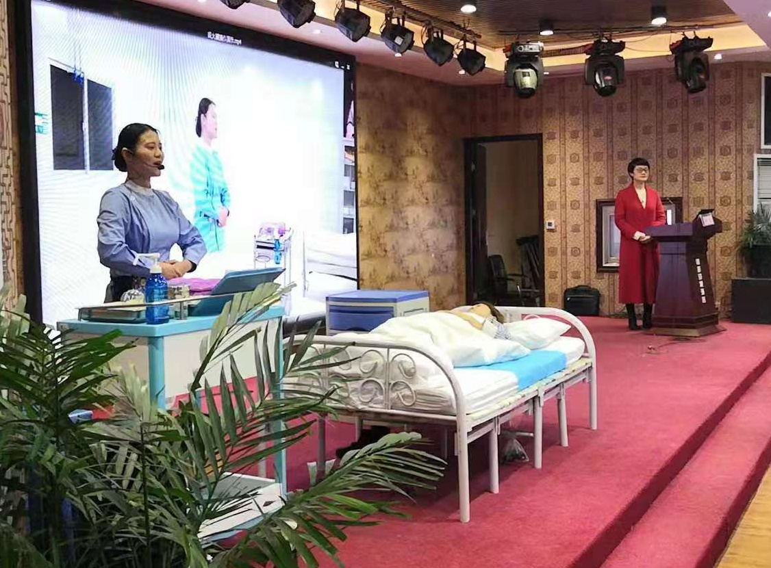 急诊科护士邢玉洁.jpg