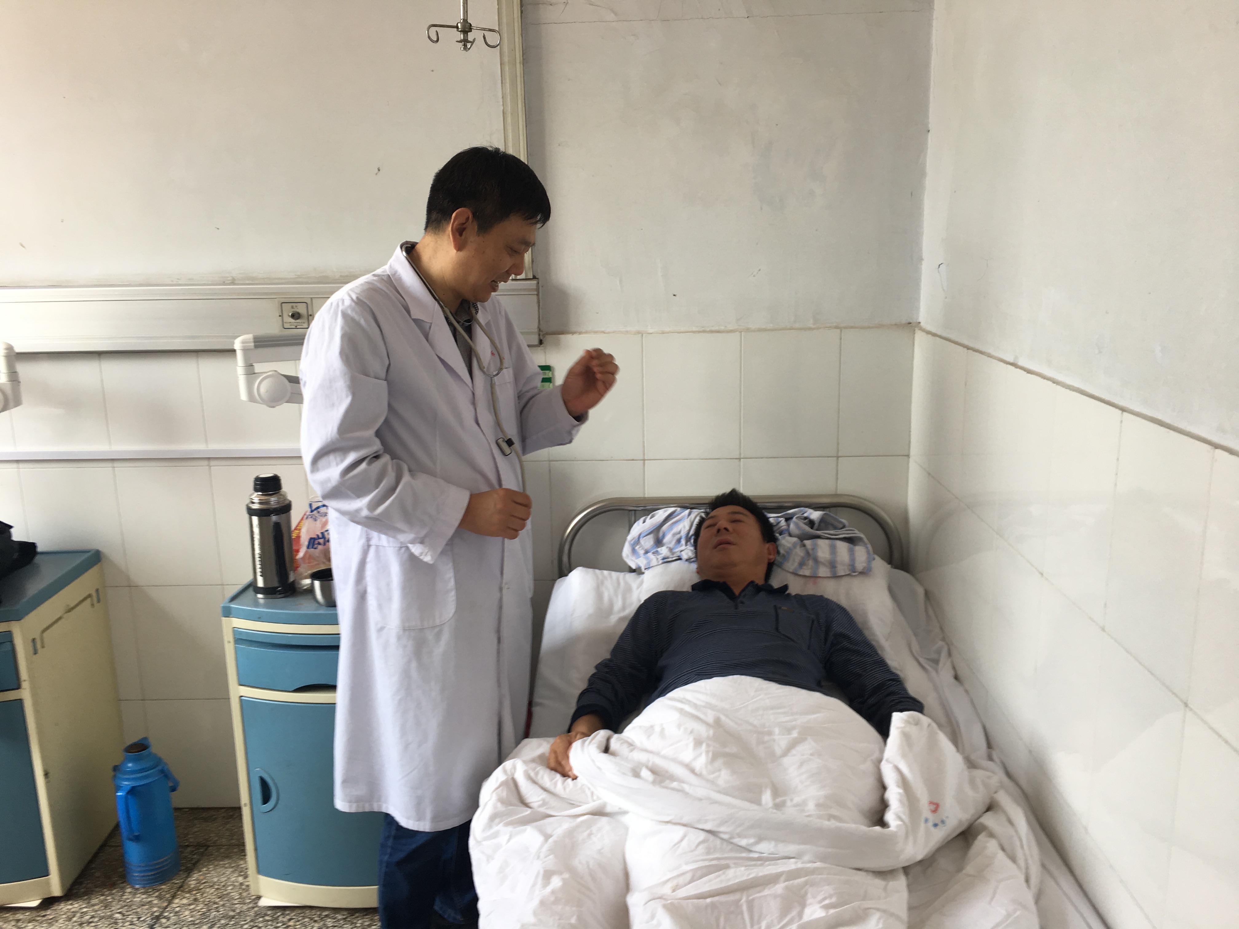 李建国查房.jpg