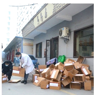 药剂科加班加点精心熬制预防新冠肺炎中药制剂，送到奋战在一线的医护人员手中2.jpg