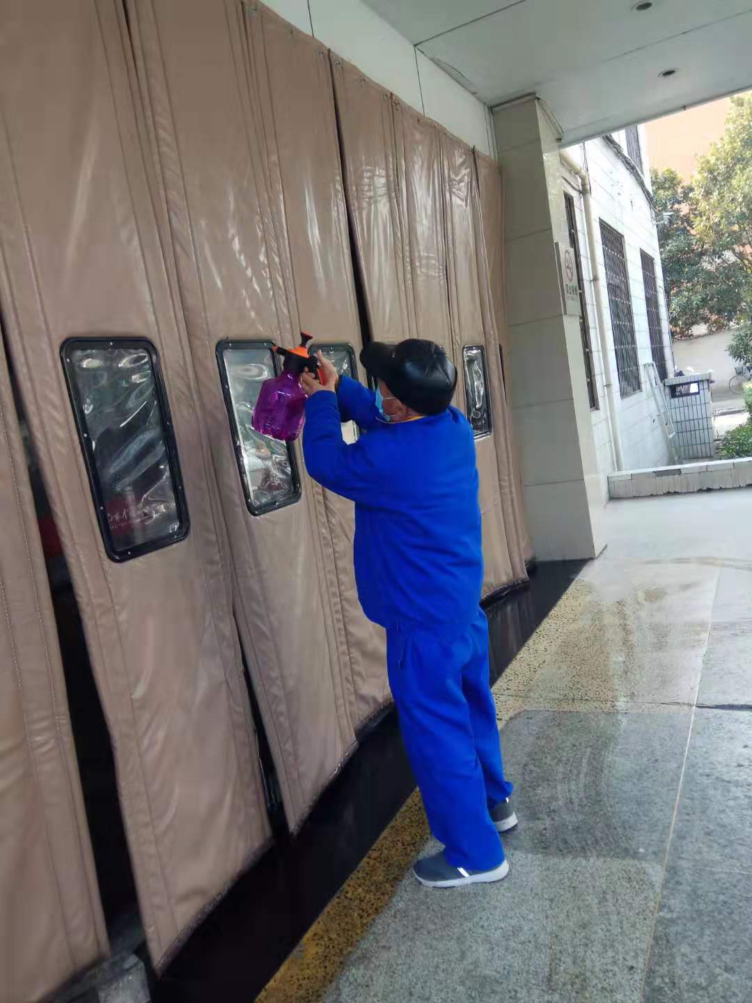 后勤科保洁人员对院内及家属院进行全面消毒，不留死角.jpg