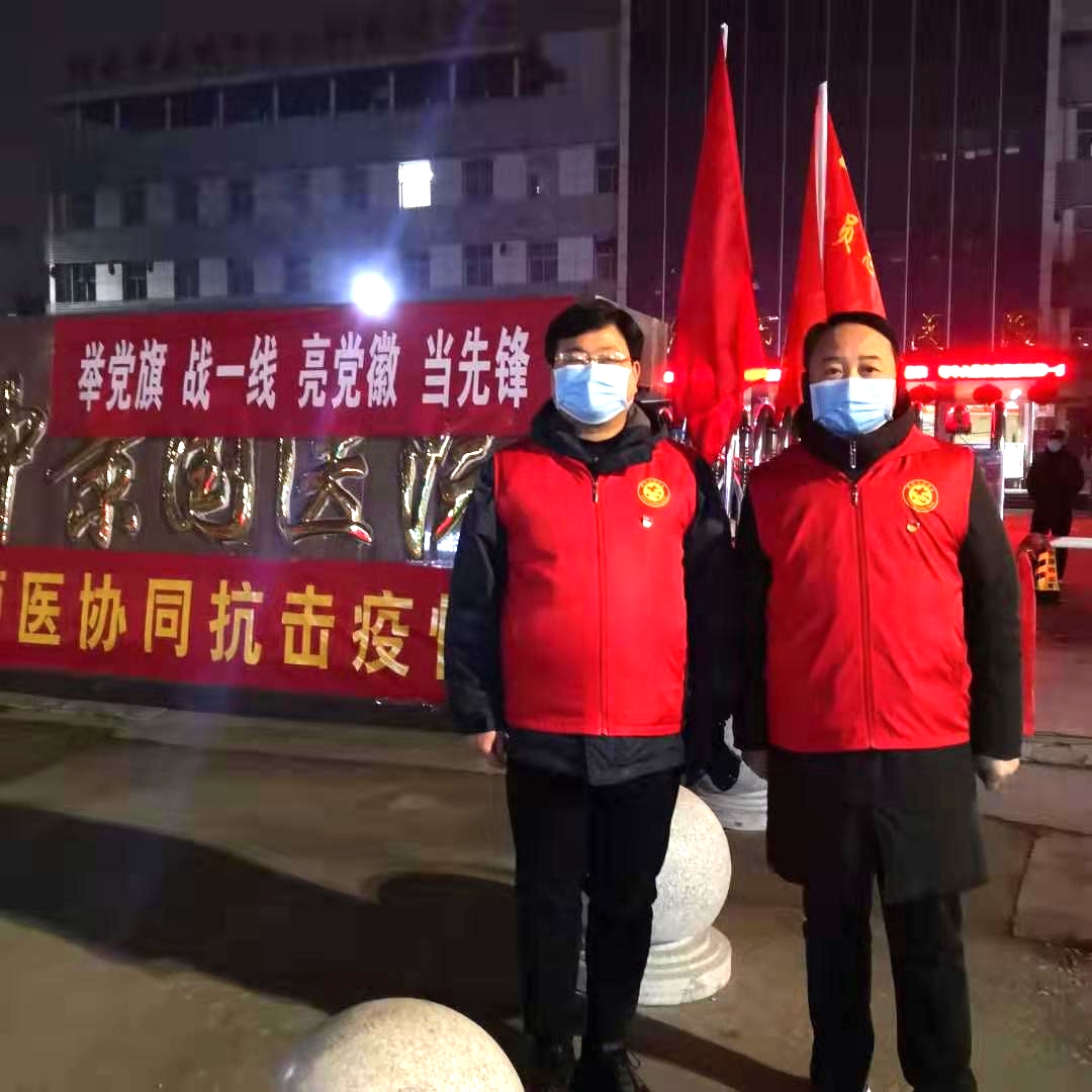 宣传科科长李政、副科长鲜东执勤.jpg