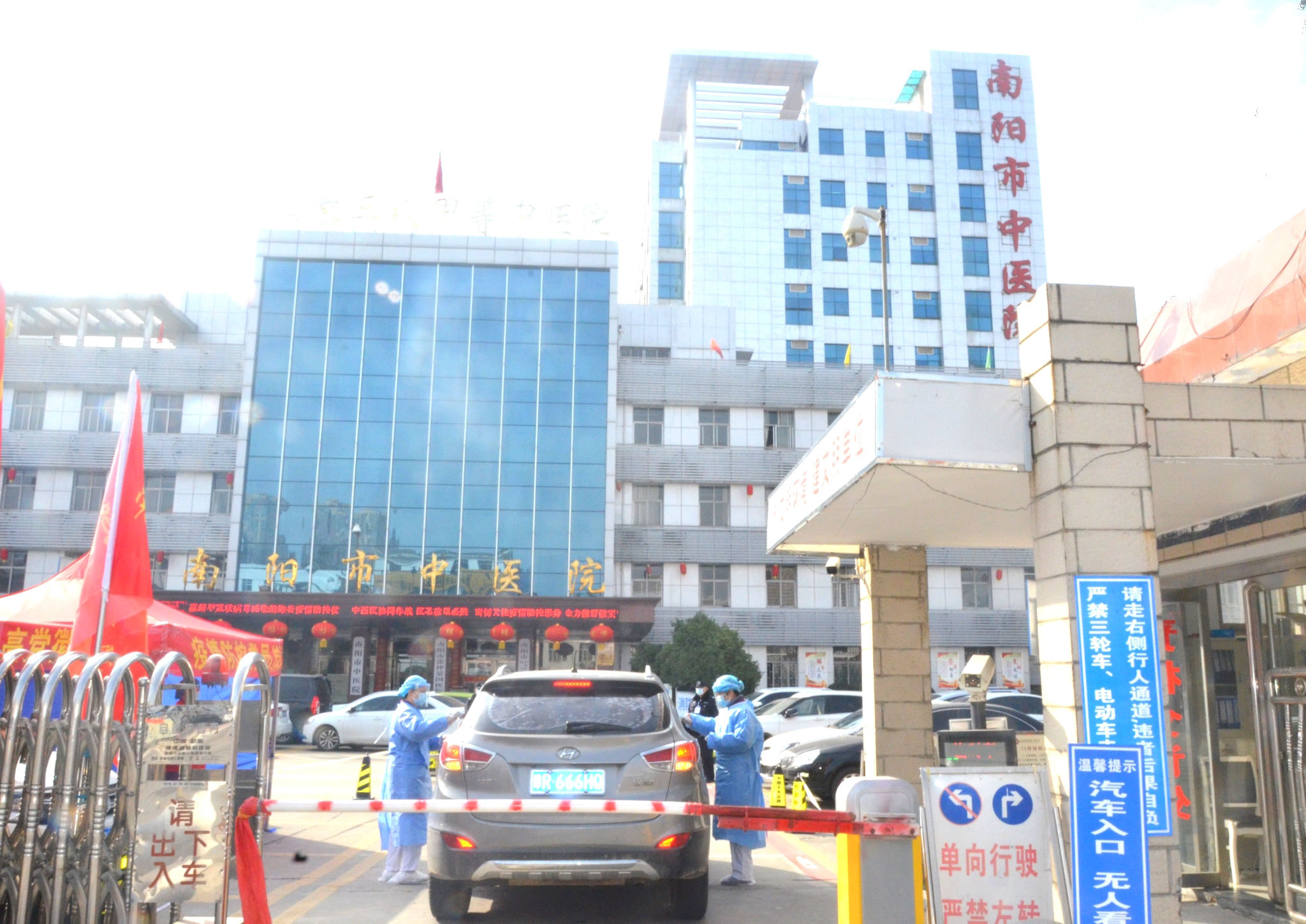 进院通道测体温.jpg
