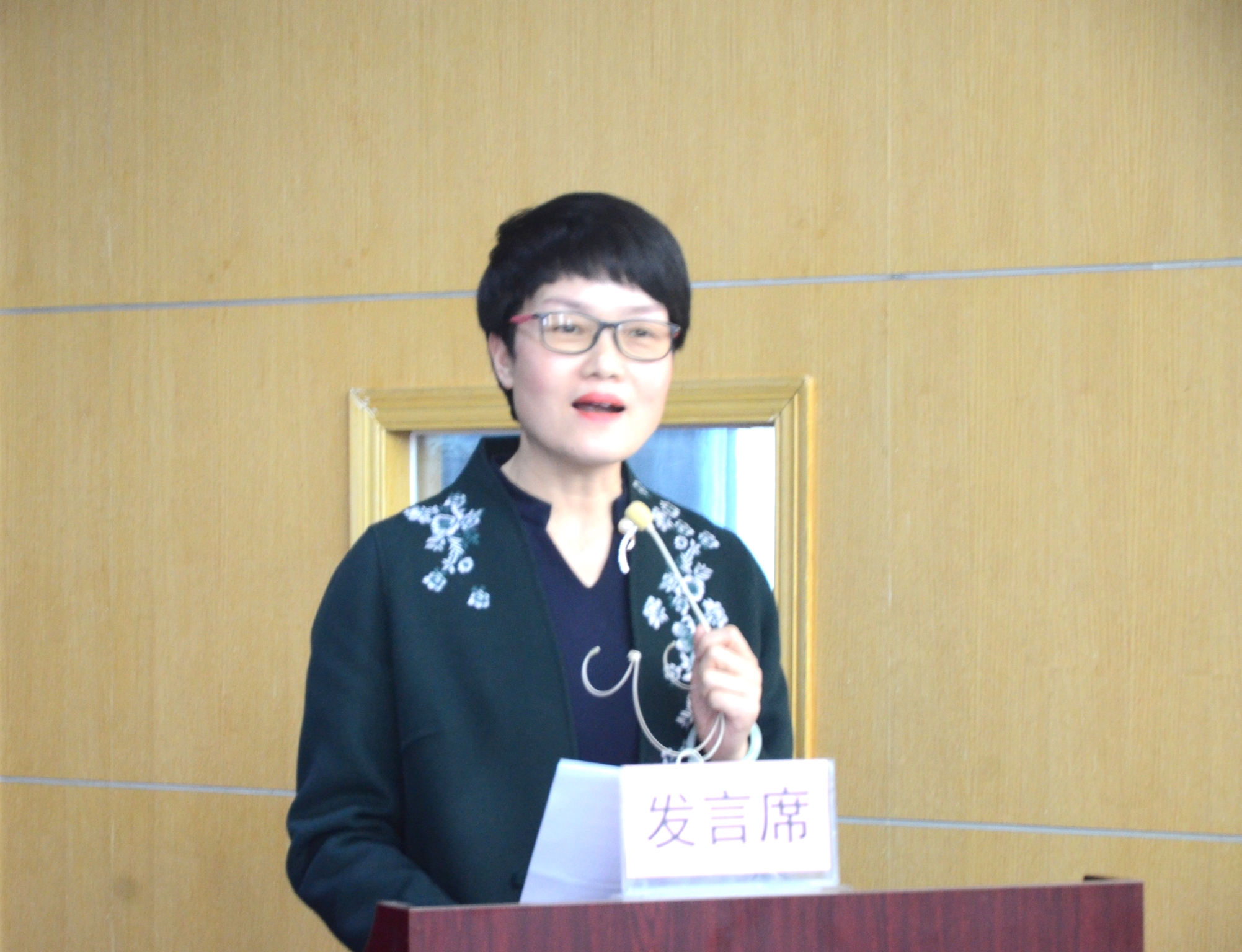 13先进科室代表李哲发言.jpg