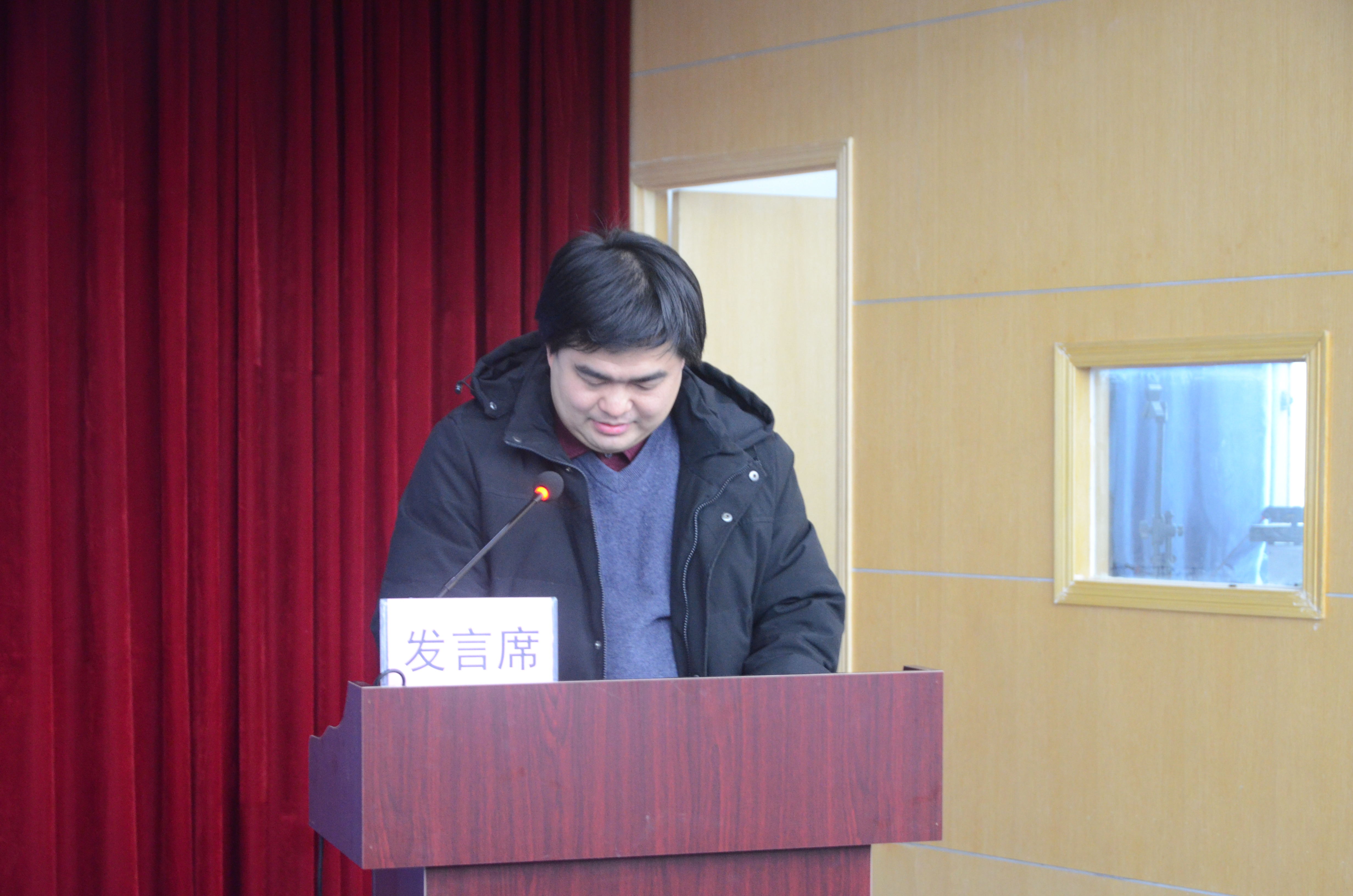 工会办主任李中正宣读《南阳市中医院职工代表提案》.jpg