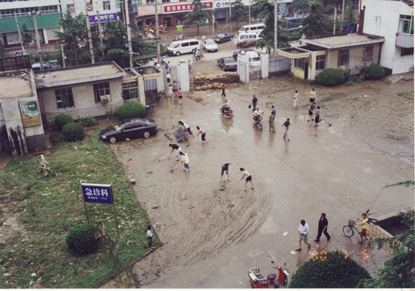2000年7月南阳普降大雨，医院受灾后场景.jpg