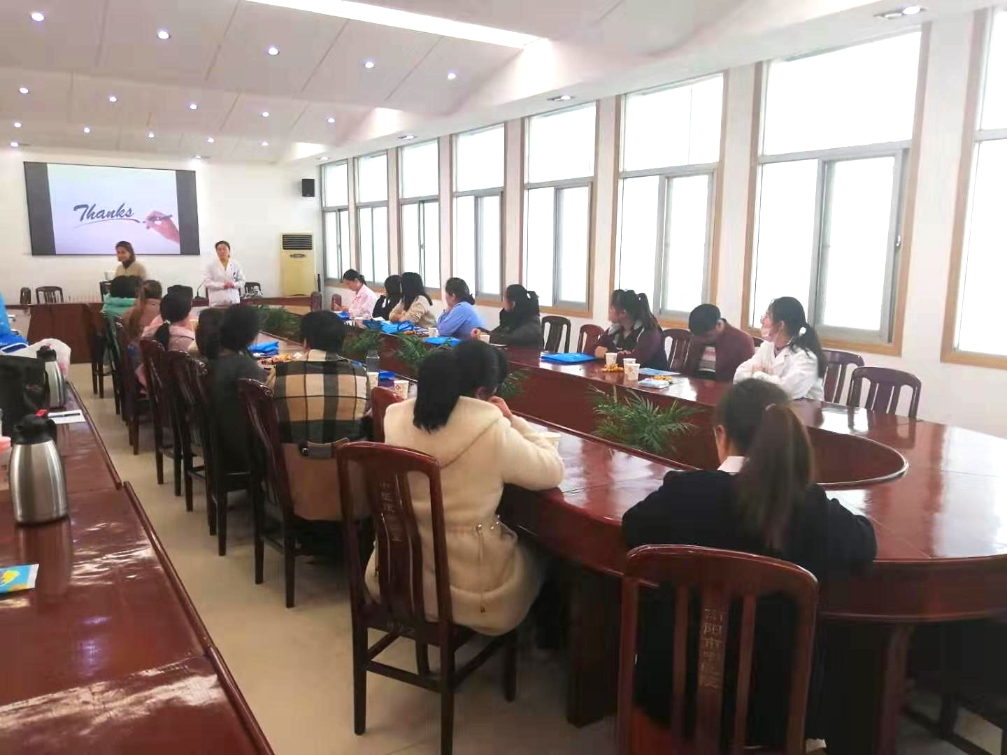 001妇产科主任赵慧欣给孕妈妈们上课.jpg