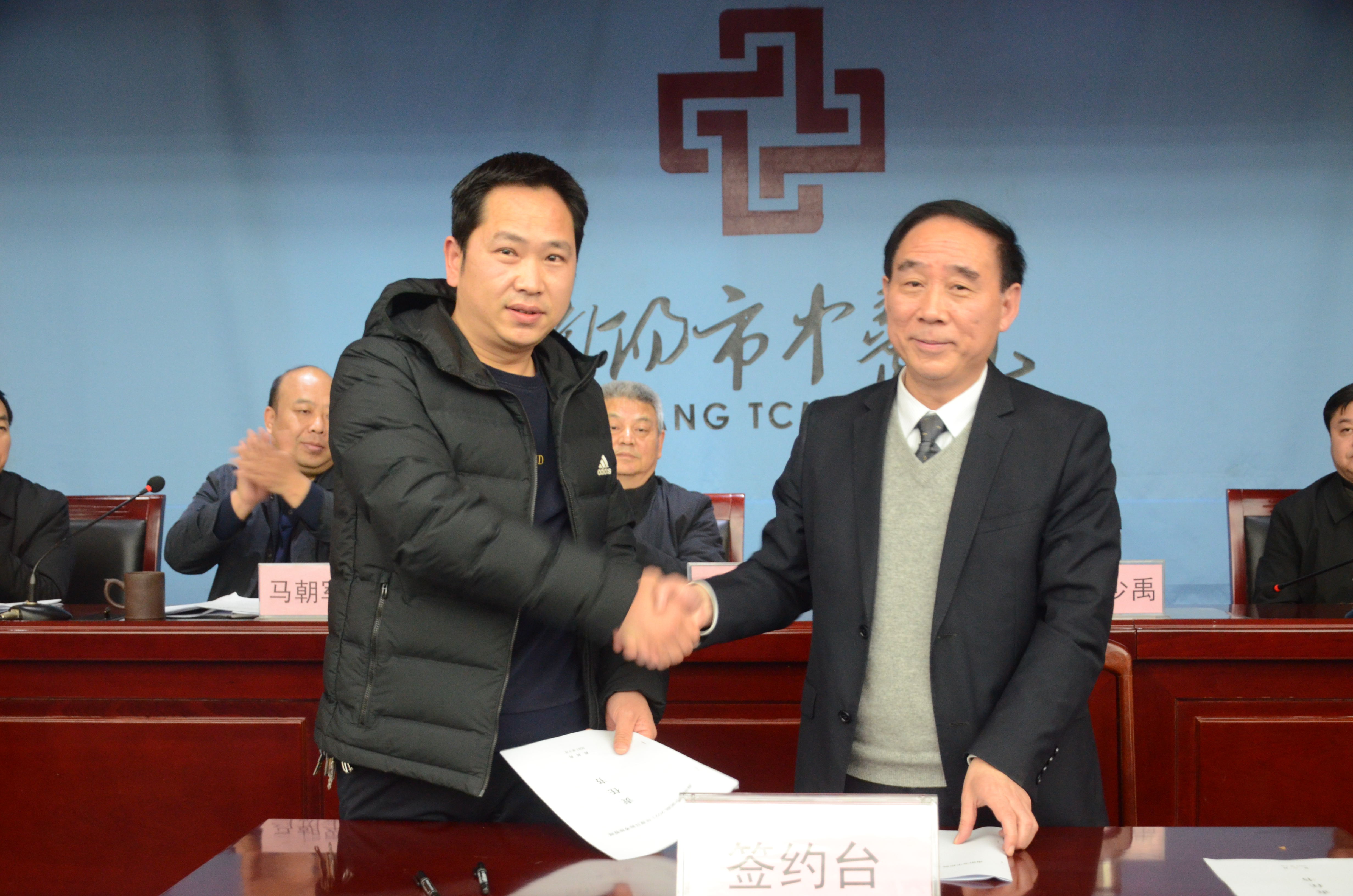 18陈院长与药剂科袁逾哲签订《2021年度目标责任书》袁逾哲签约.jpg