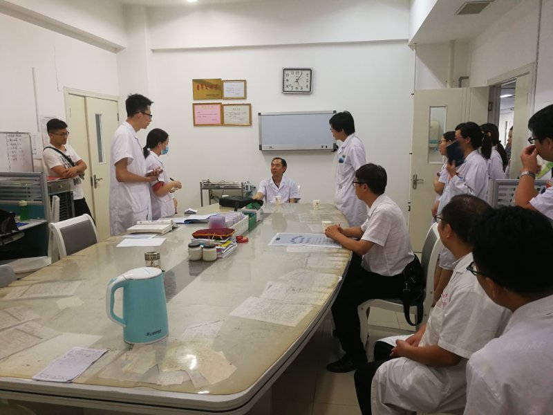 袁科长医教科内三、内四查房照.jpg