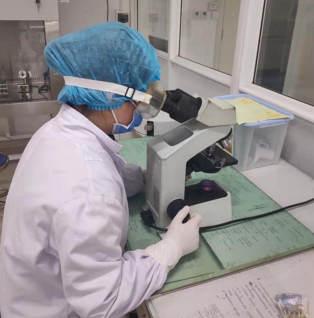 检验科不畏疫情，为病患提供及时、科学、准确的检验报告.jpg