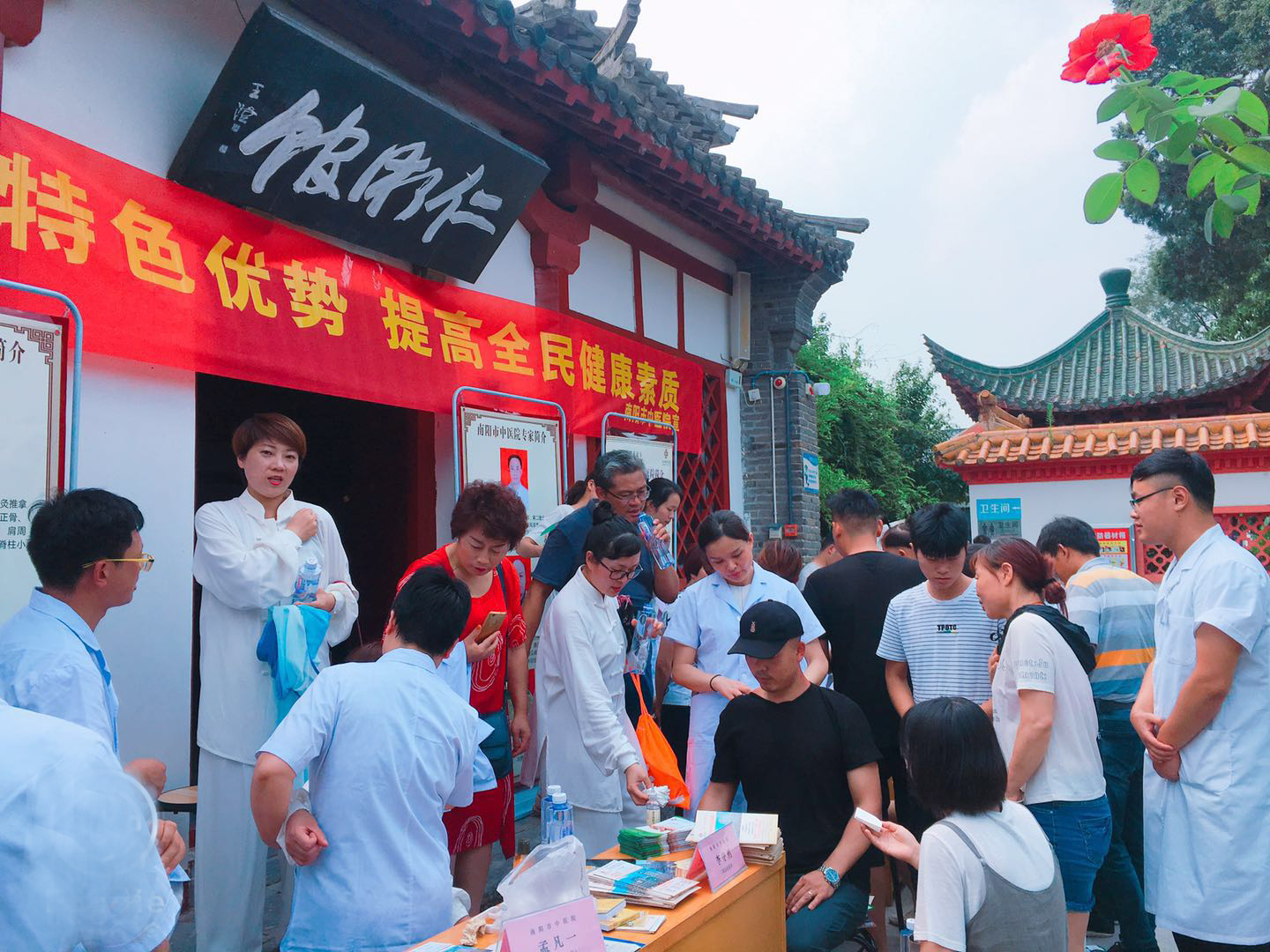 011人多照片.jpg
