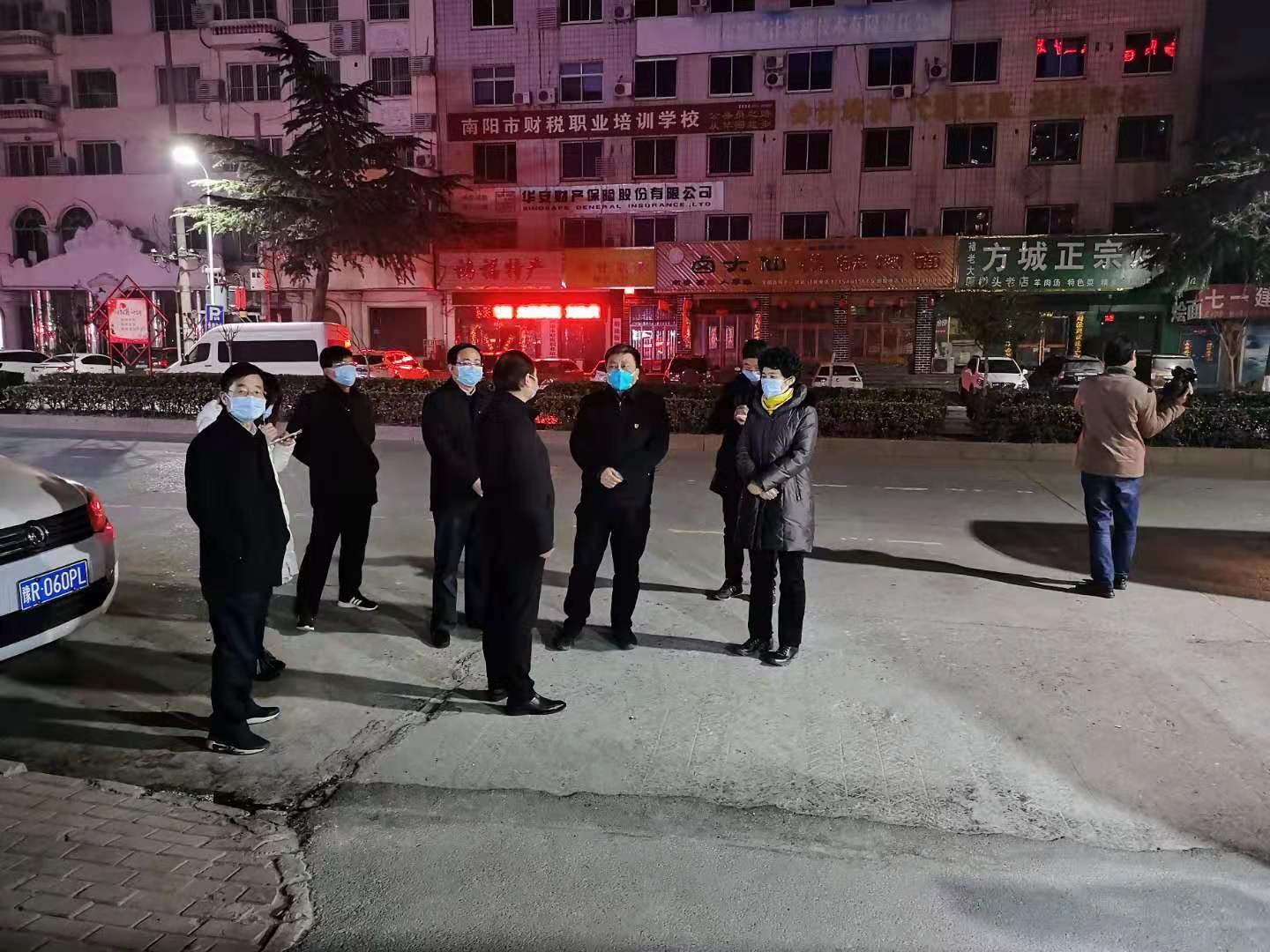 市长霍好胜、副市长阿颖一行深夜深入社区督导疫情防控工作.jpg