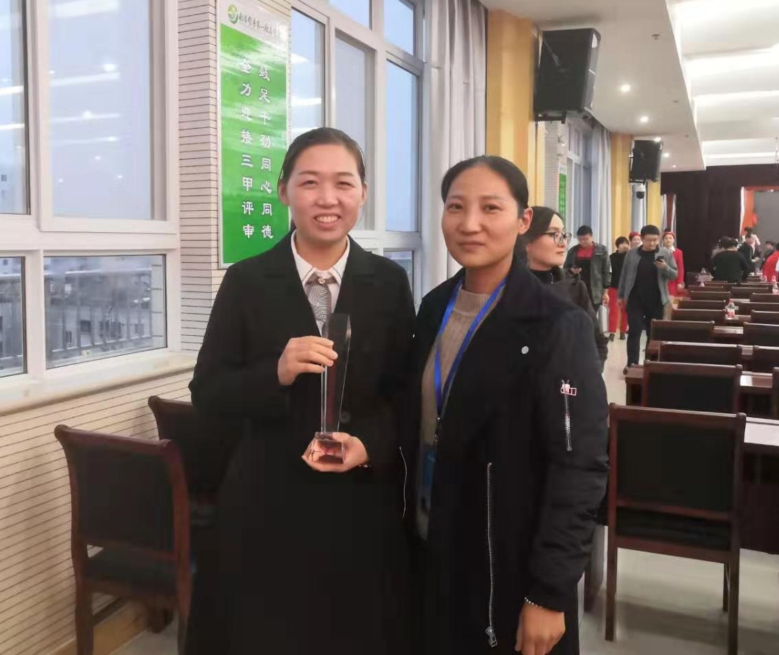 刘珺手捧奖杯.jpg