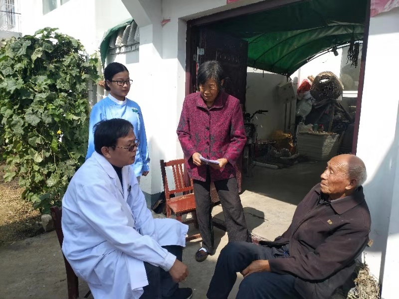我院医护人员到贫困户家中进行巡诊.jpg