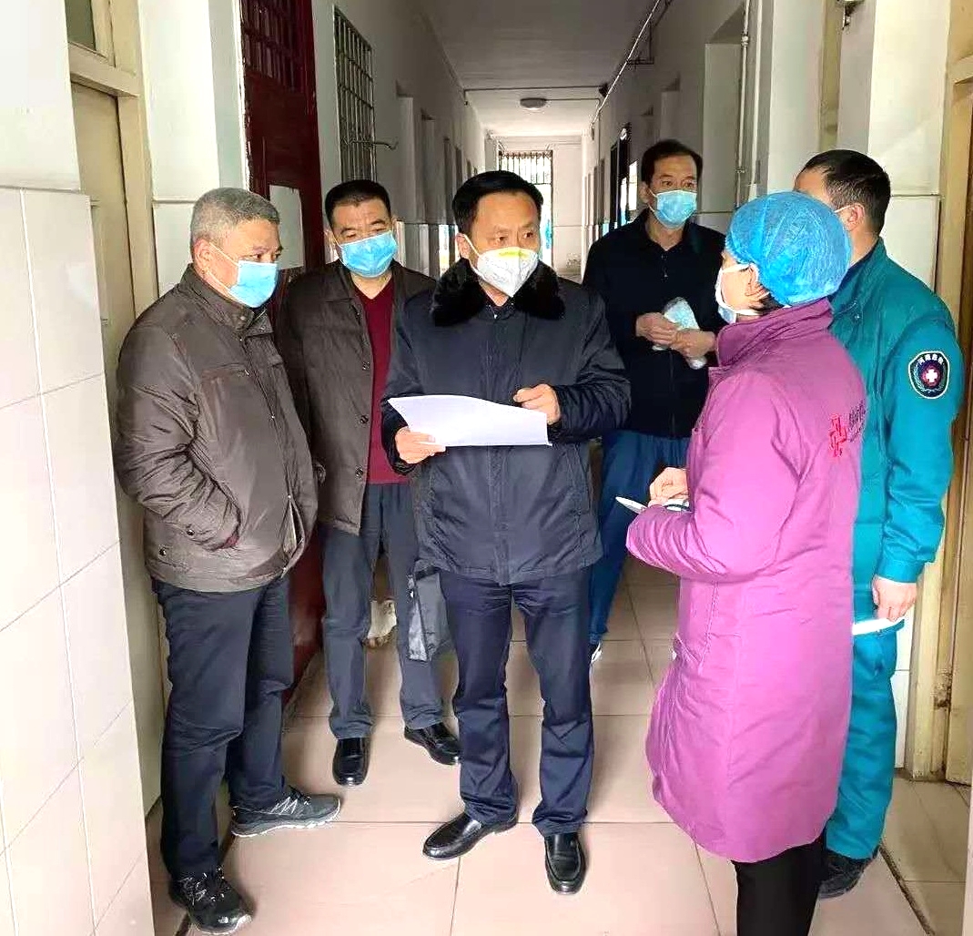 南阳市中医药发展局局长刘玉斌（左三），副局长张玉清（左二）到医院检查指导防控工作.jpg