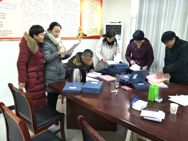 办公室查阅资料.jpg