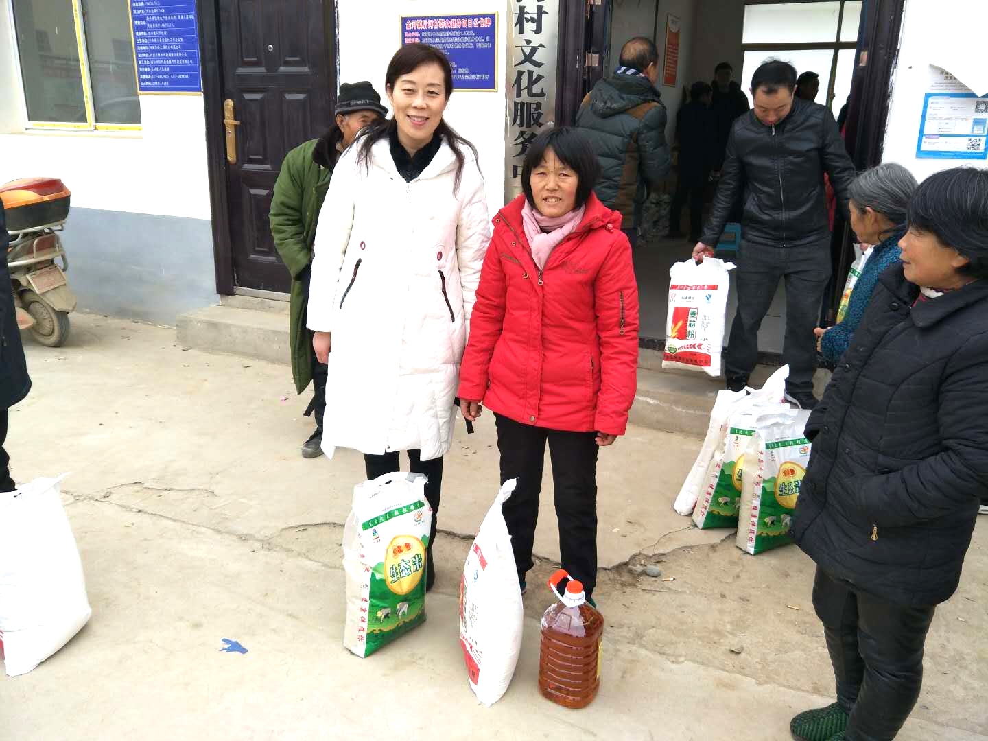 刘平科长扶贫.jpg