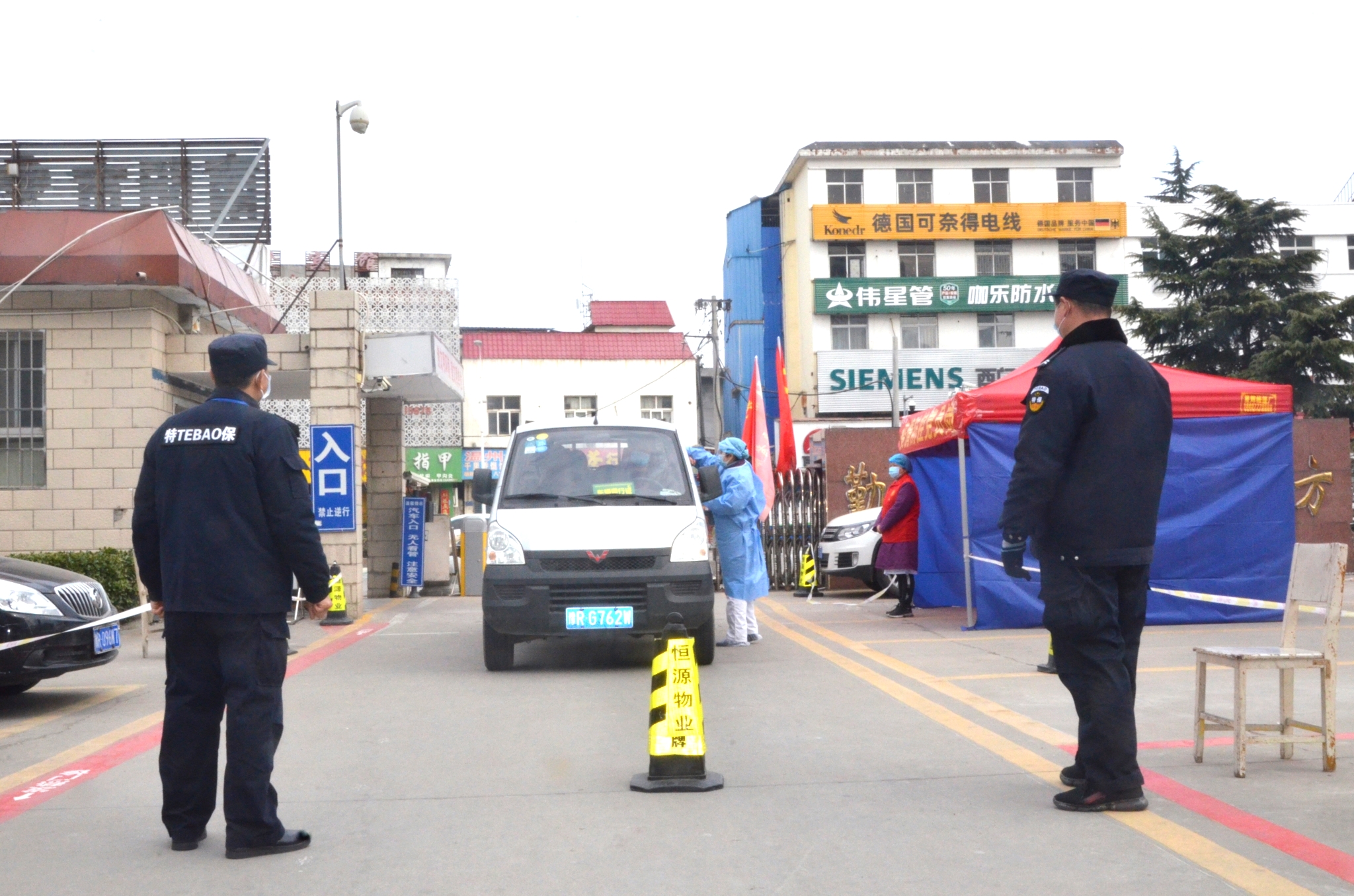 严把车辆出入关.jpg