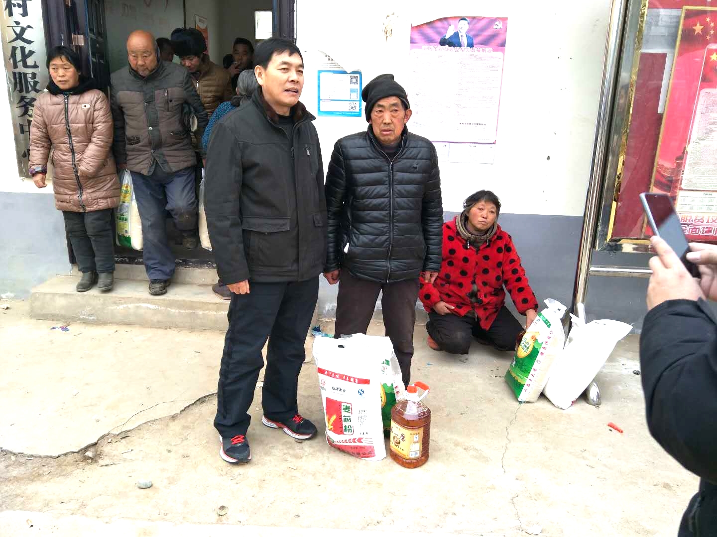 尹院长送米.jpg