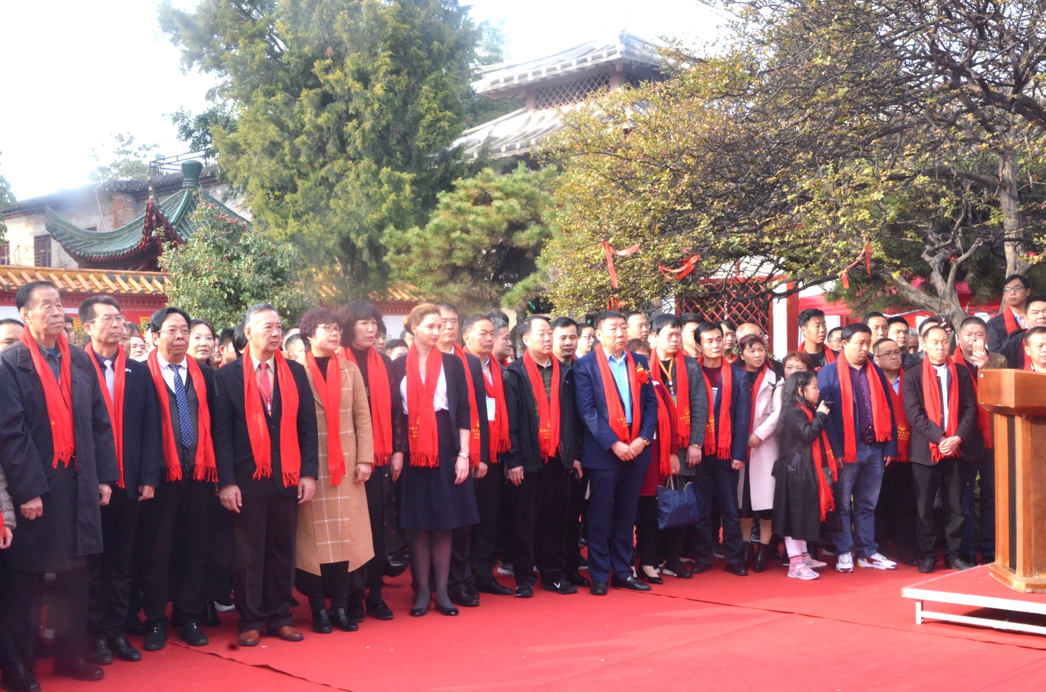 国内外人士祭拜.jpg