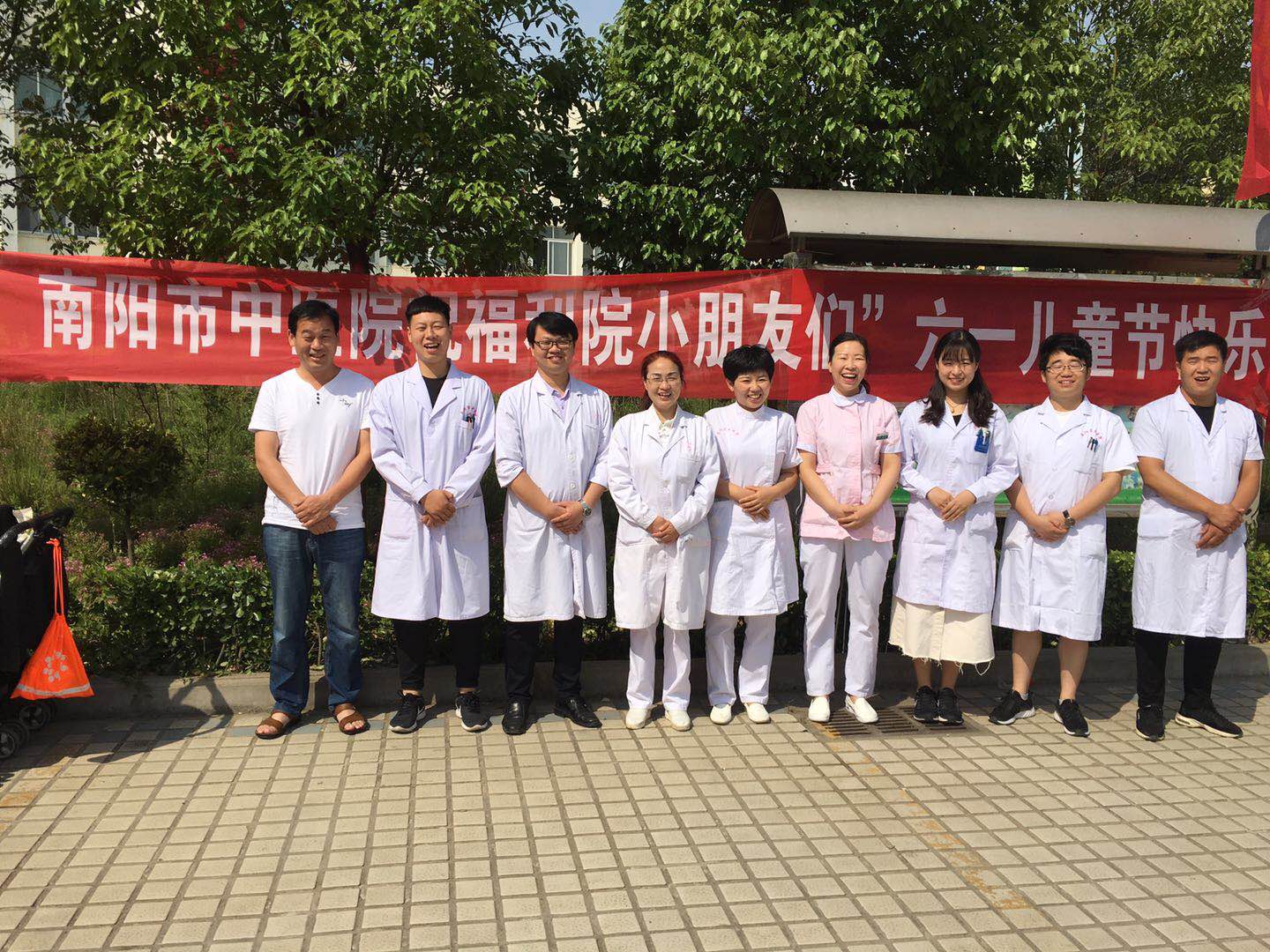 福利集体照.jpg