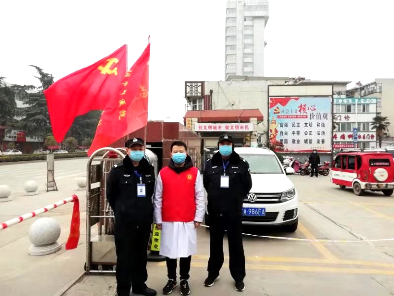 保卫科长王力军执勤.jpg